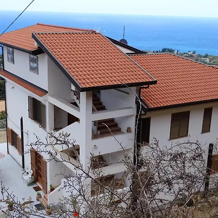 別荘 House With 4 Bedrooms In Santa Domenica Vibo Valentia With Wonderful Sea View And Wifi 3 Km From The Beach トロペーア